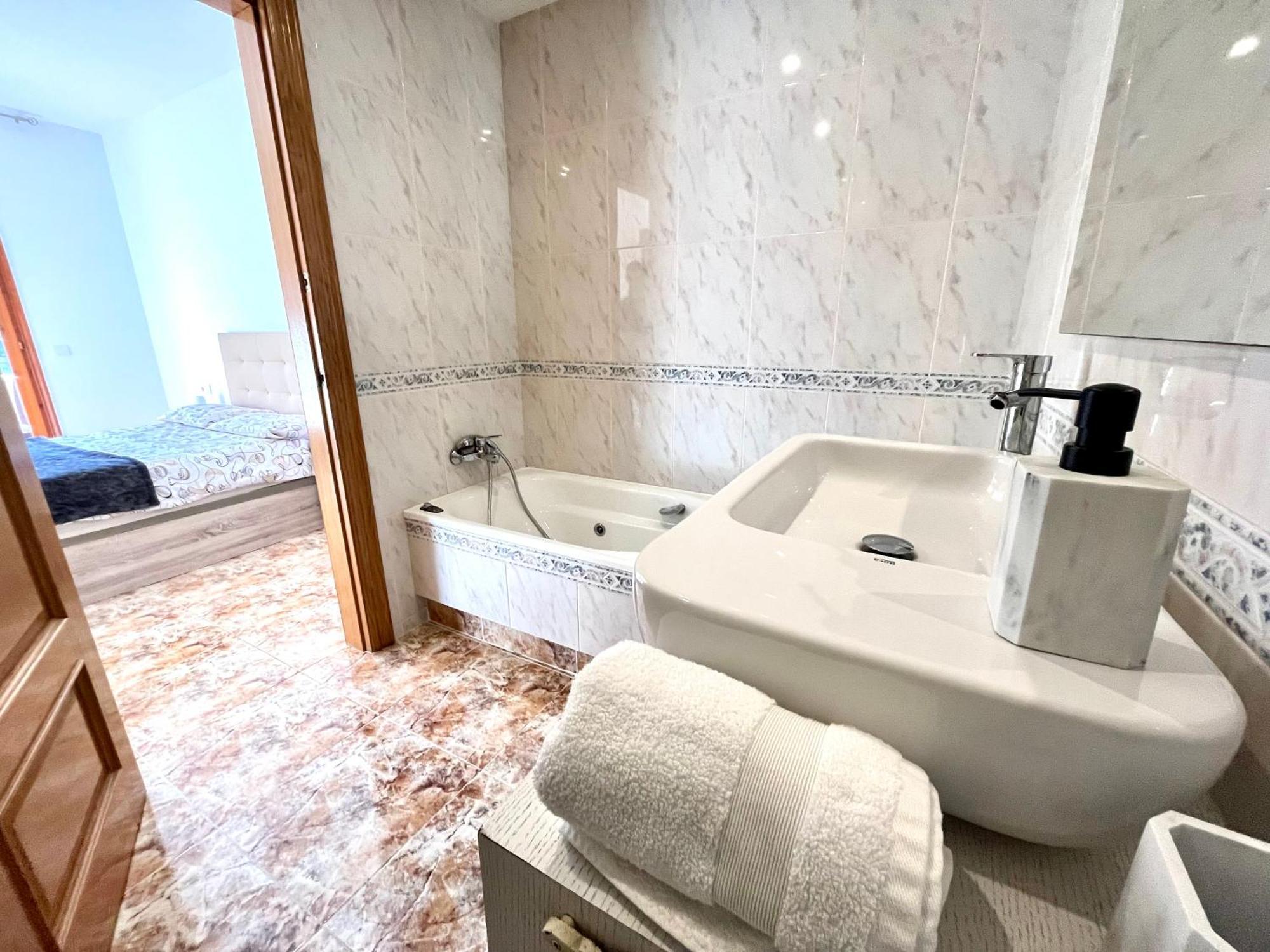 Amplio Apartamento, 5 Camas Sant Esteve Sesrovires Bagian luar foto