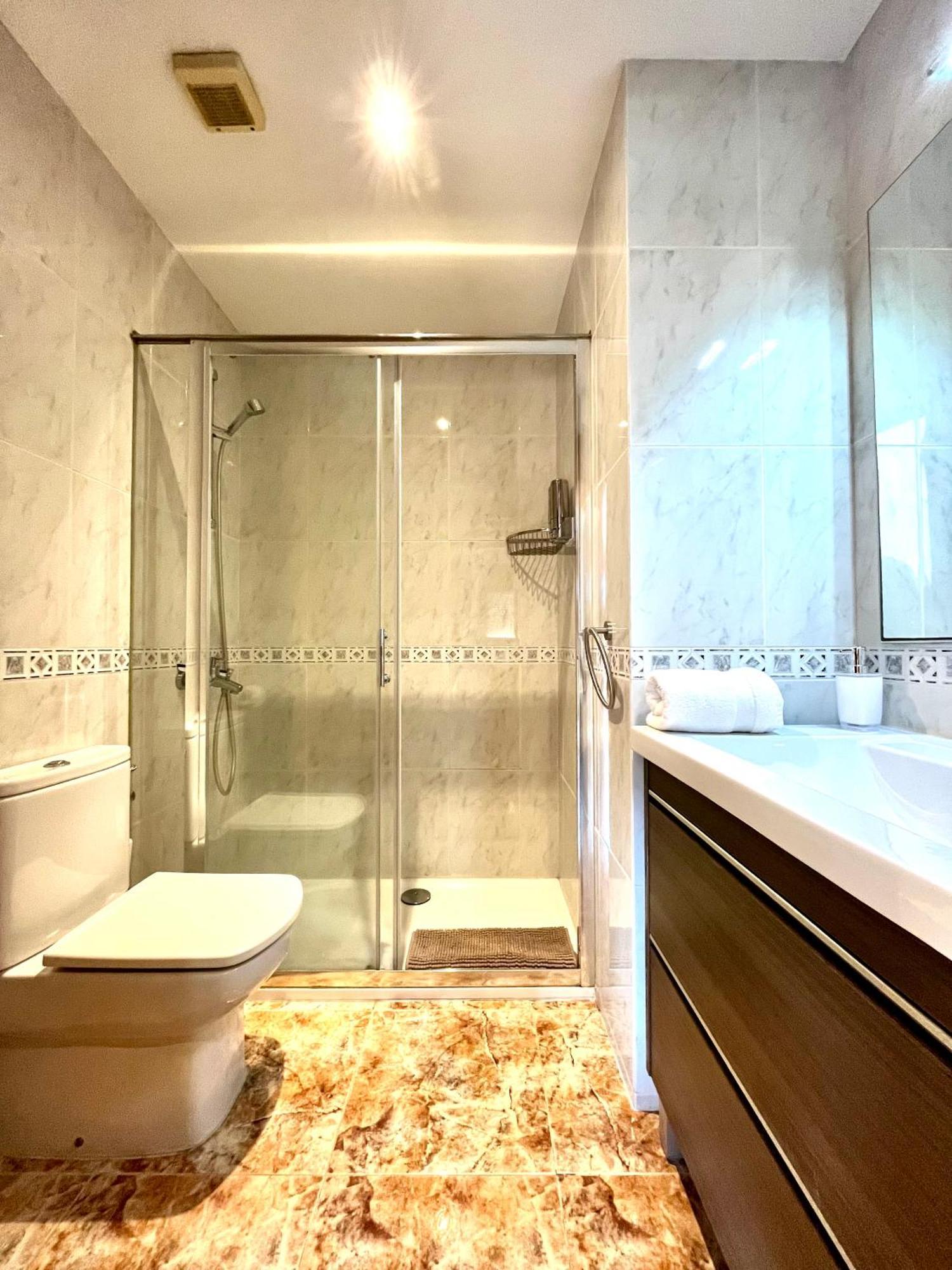 Amplio Apartamento, 5 Camas Sant Esteve Sesrovires Bagian luar foto