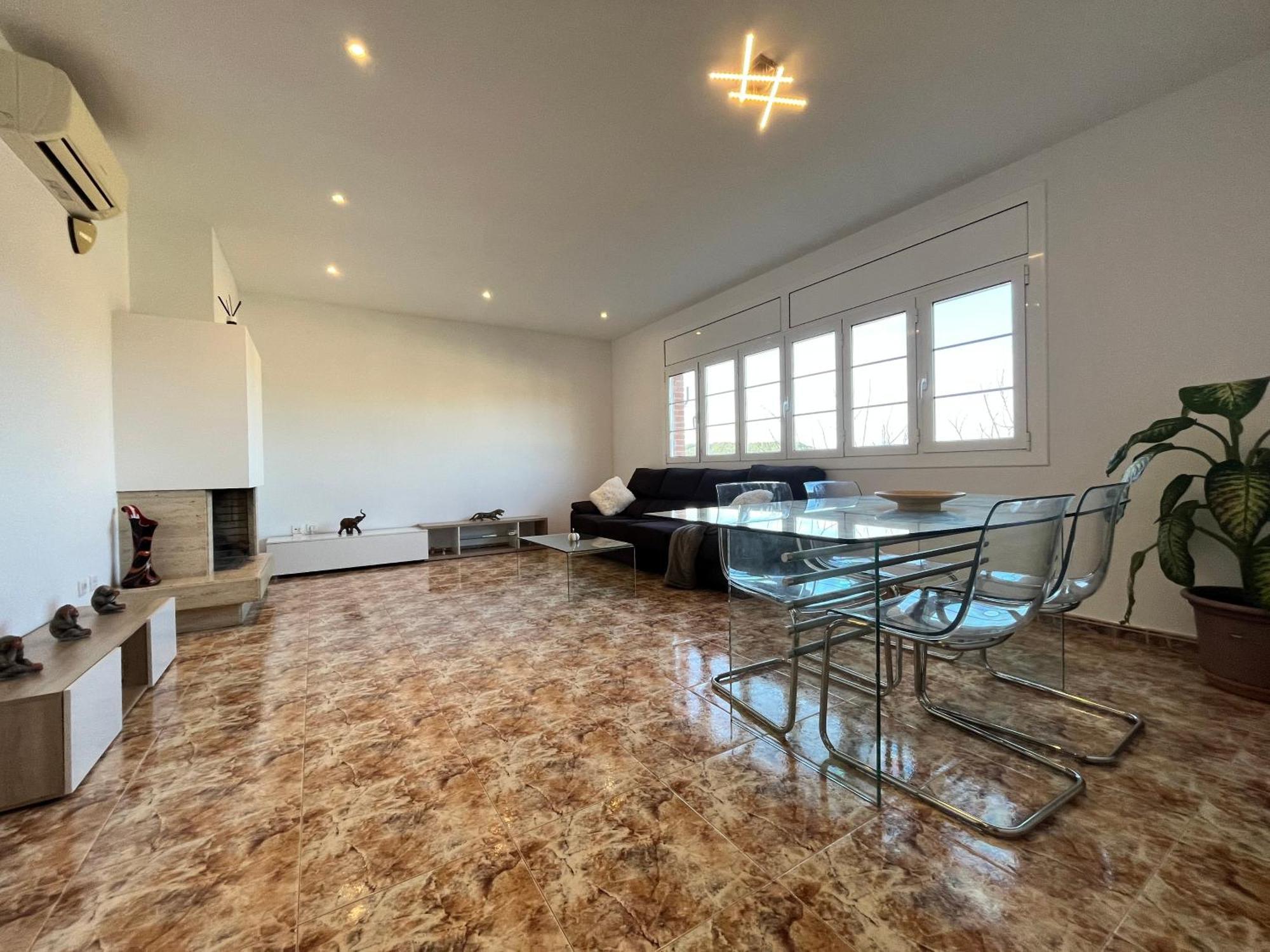 Amplio Apartamento, 5 Camas Sant Esteve Sesrovires Bagian luar foto