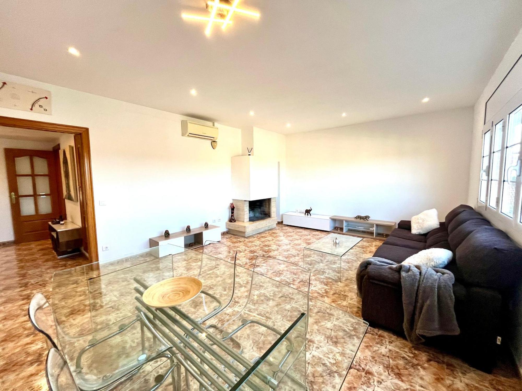 Amplio Apartamento, 5 Camas Sant Esteve Sesrovires Bagian luar foto